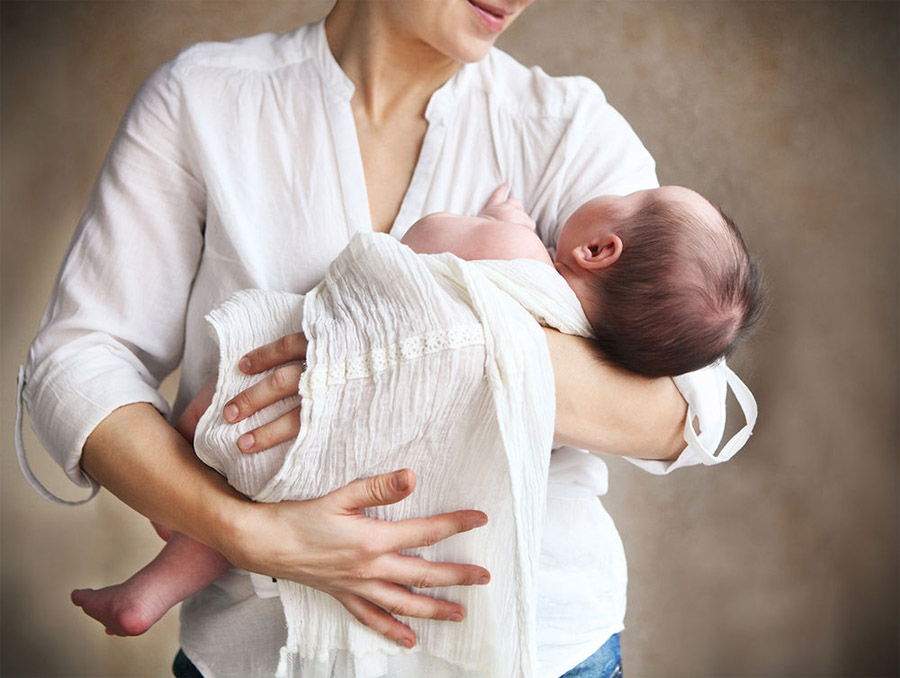 как носить новорожденного на руках