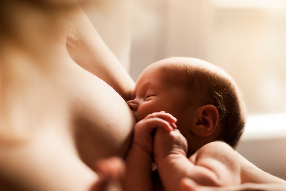 кормление новорожденного грудным молоком
