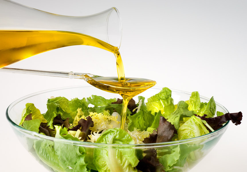 Заправлять салат оливковым маслом