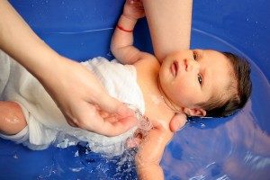 купание новорожденного в пеленке