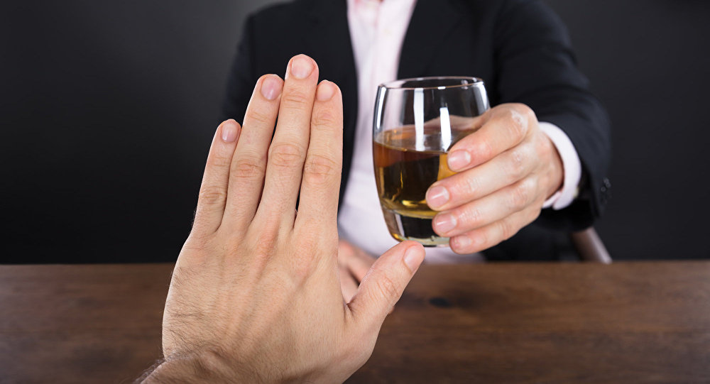 На время терапевтического курса важно полностью отказаться от алкогольных напитков
