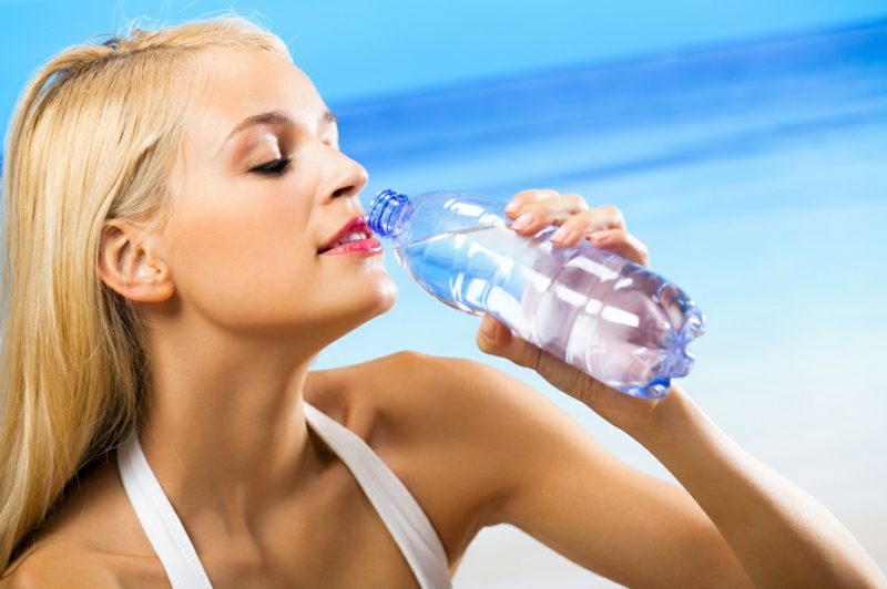 Нужно много пить чистой негазированной воды
