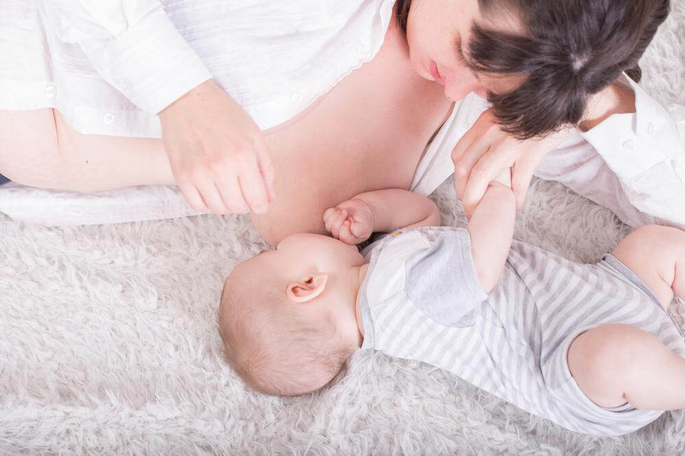 кормление новорожденного грудью поза валетом