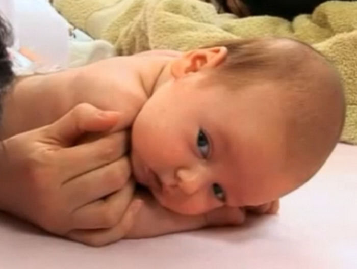 Держать голову набок. Выкладывание на живот новорожденного. Массаж головы грудничку. Держание головы новорожденного.