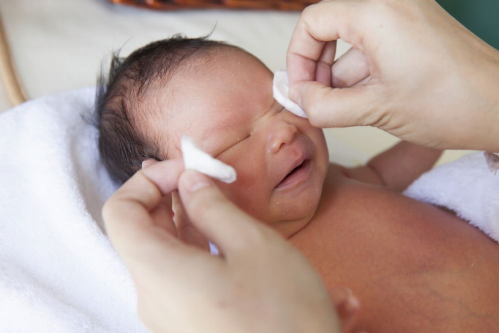 почему гноятся глазвки у новорожденного