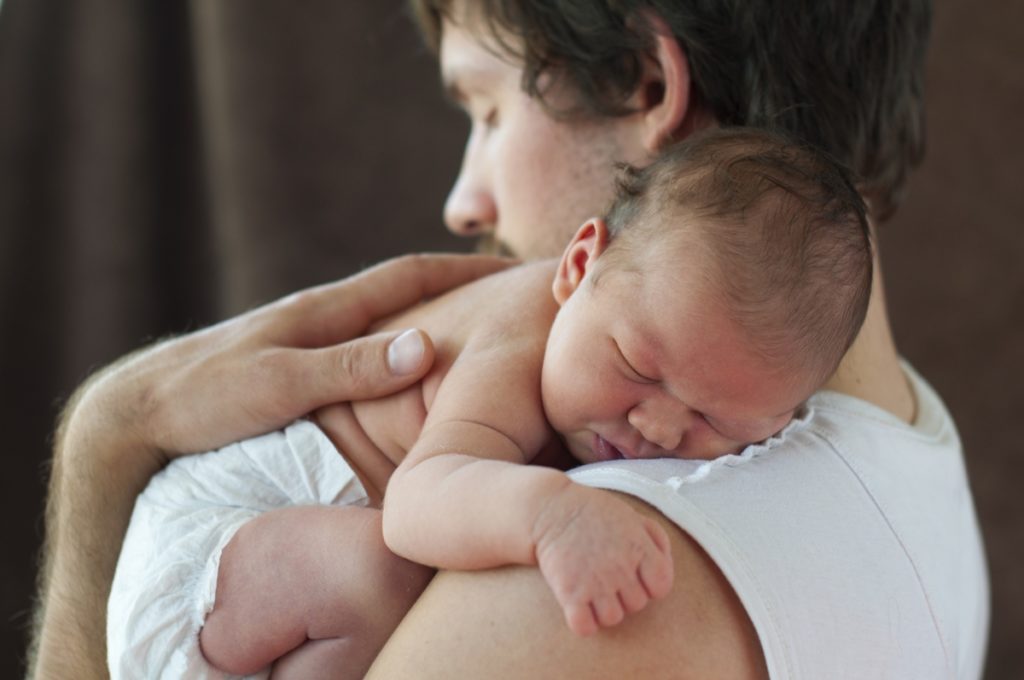 как правильно носить новорожденного на руках