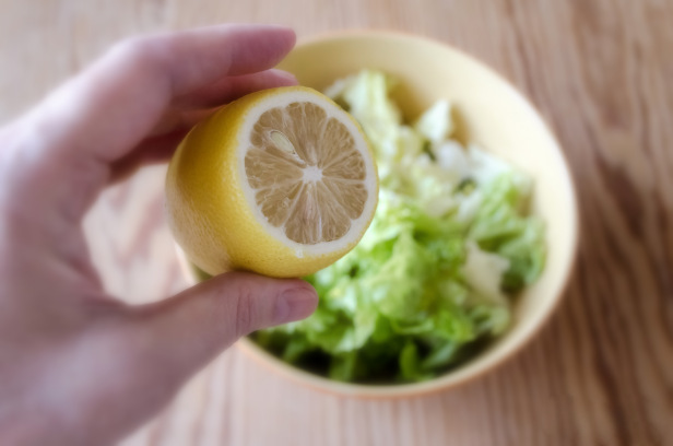 Салат рекомендуется заправить соком лимона