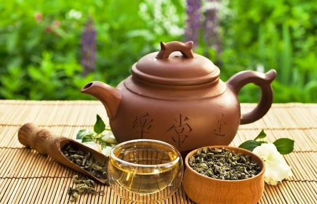 Высокую эффективность при избавлении от лишнего веса показывают зеленый, имбирный чаи, разные травяные составы. 