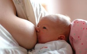 кормление ребенка грудью по требованию