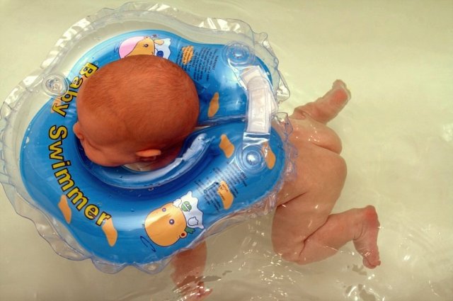 купание новорожденного в круге