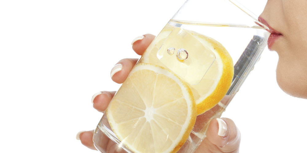 Пить по стакану воды с добавлением лимона перед едой