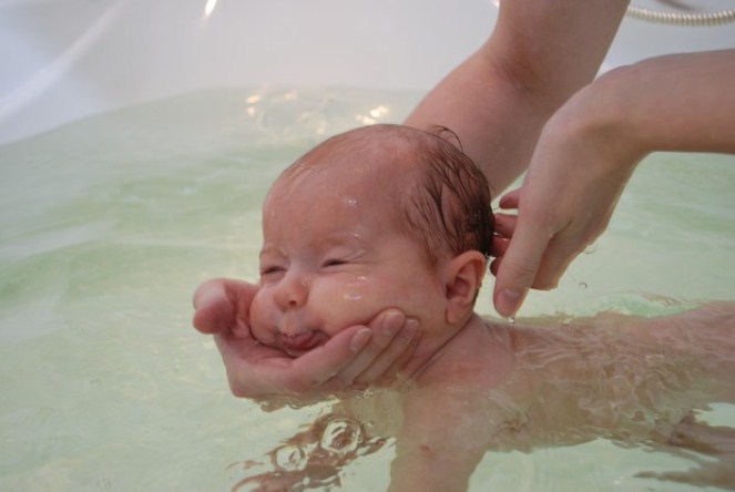 плавание новорожденного в большой ванной
