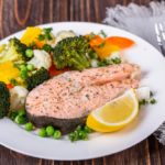 Перекус в виде рыбы с овощным салатом