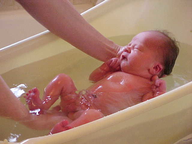 купание новорожденного