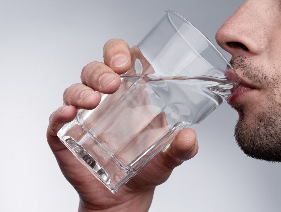 Пить не менее двух литров чистой воды