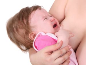 почему новорожденный мало ест грудного молока?