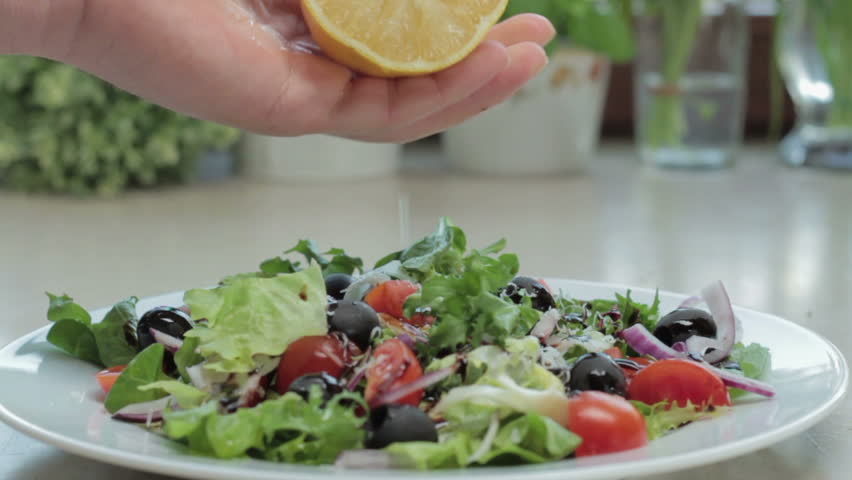 Овощной салат с заправкой из лимонного сока