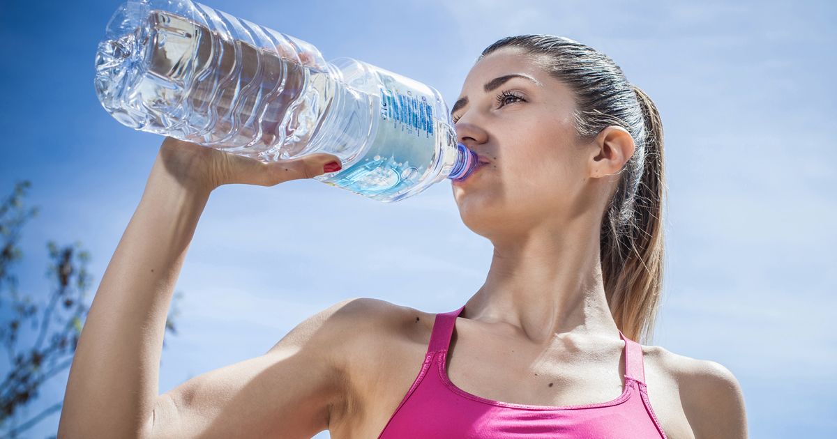 Удовлетворение жажды. Человек пьет много воды. Хочу пить. Девушка выпила очень много воды. Питьевой режим на пробежке.