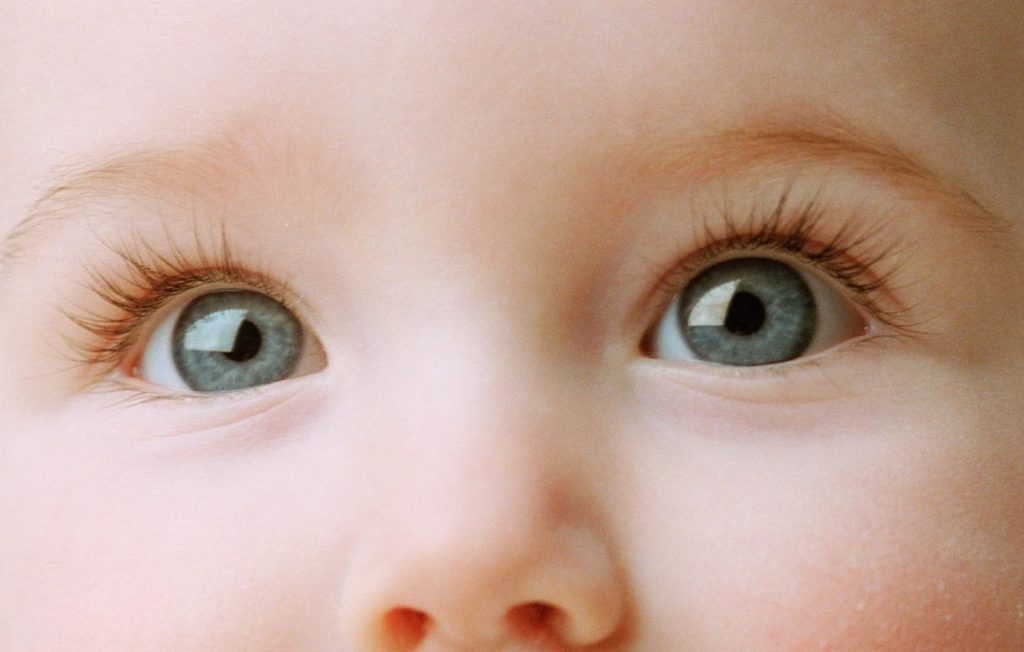 цвет глаз новорожденного